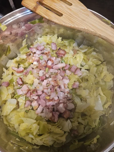 pypowicz - Młoda kapustka na jutro. Zasmażana, z bułką tartą, boczkiem I łyżeczką sma...