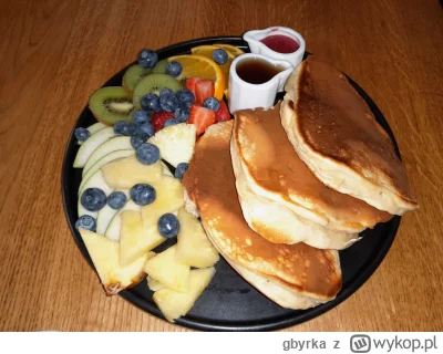 gbyrka - Pancakes z owocami oraz syropem klonowym i musem malinowym