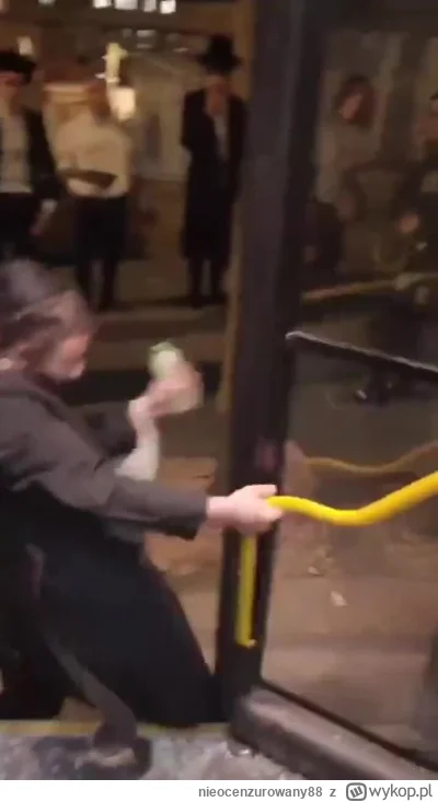 nieocenzurowany88 - Wściekli kibice Widzewa demolują autobus po porażce z Rakowem!

 ...