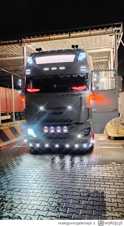 makgyvergaleriapl - Auto się na mnie gapi.