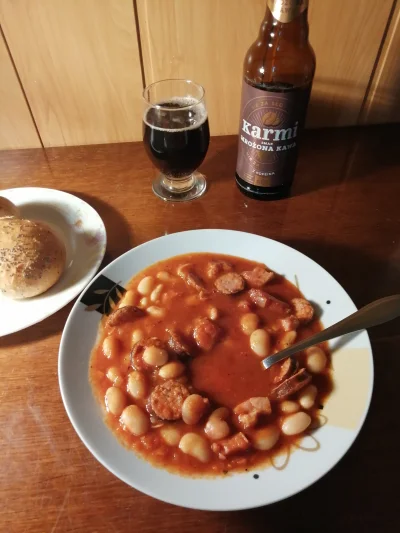 Pan_Hieronim - Dzisiaj chłop ugotował cały garnek fasolki po bretońsku. Będzie jedzon...