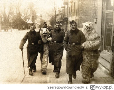 SzeregowyRownolegly - Styczeń 1941 roku. Roześmiana grupa sześciu postaci spaceruje r...