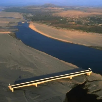 Atreyu - W 1998 roku w Hondurasie ukończono budowę nowoczesnego mostu nad rzeką Cholu...