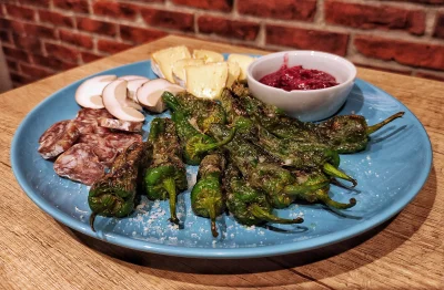 Krupier - Niedziela wieczór i humor gitówa. (⌐ ͡■ ͜ʖ ͡■)

Papryczki padron posypane g...