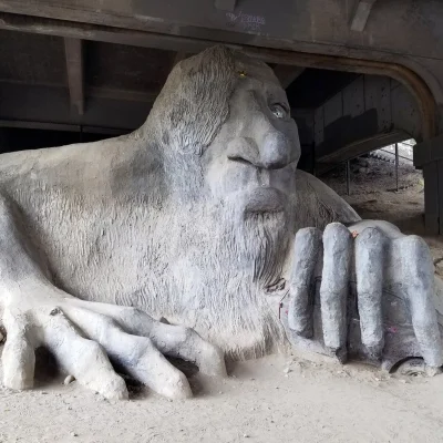 Loskamilos1 - Fremont Troll, rzeźba stworzona na terenie amerykańskiego miasta Seattl...