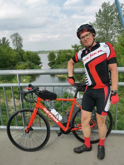 Jerzu - 104 943 + 60 = 105 003

Święto Konstytucji 3 Maja na biało - czerwono.

#rowe...