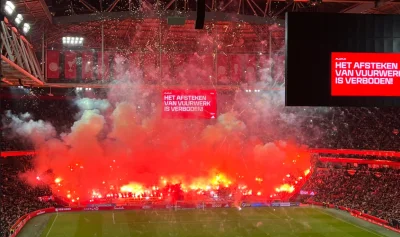 Frijheid2 - Fajerwerki Ajaxu - hołd dla zmarłego kibica

https://nos.nl/liveblog/2592...