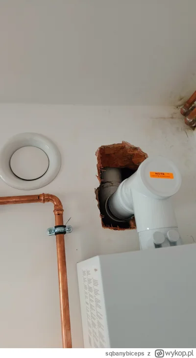 sqbanybiceps - Czym obrobić dziurę po wpuszczeniu komina systemowego? 
#remontujzwyko...