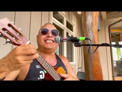 HerrBorowiecki - Jest sobie Pan z Hawajów, żyje prosto i gra muzykę na ukulele, na YT...
