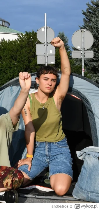 andbatros - Taka #szaramyszkadlaanonka by się przydała.
Całymi dniami siedzi i gra w ...