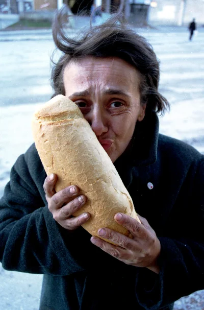 wfyokyga - Kobieta z Sarajewa całuje bochenek chleba podarowany jej przez agencję pom...