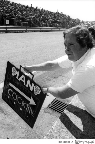 jaxonxst - Grand Prix Austrii 1974. Właściciel zespołu trzyma tablicę z informacją dl...