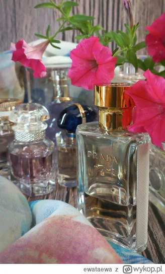 ewataewa - #perfumy 
Czym dziś pachniecie (nie licząc rosołka)?
U mnie Pradka, trochę...