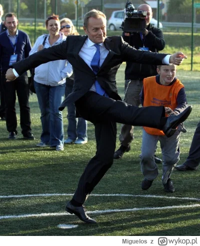 Miguelos - Ależ zakręcił piłeczką Tusk #tuskkrecipilka niczym #zydkrecikorba 
#mecz
