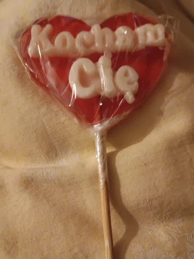 tomwick55 - Huop dostał od mamy takiego lizaka na walentynki. Była w sklepie po pracy...