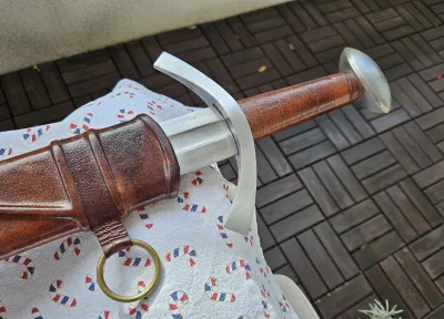 Majku_ - Korzystając z dobrej pogody siedzę sobie na balkonie i poleruję miecz, bo tr...