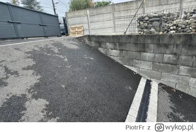 PiotrFr - Zjazd do garażu w nowym domu. 
Chociaż dobrze woda spływa xD

#budownictwo ...