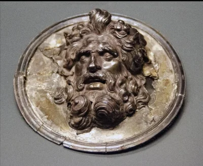 Loskamilos1 - Pozłacany srebrny medalion z wyrzeźbioną głową przedstawiającą Sylena, ...