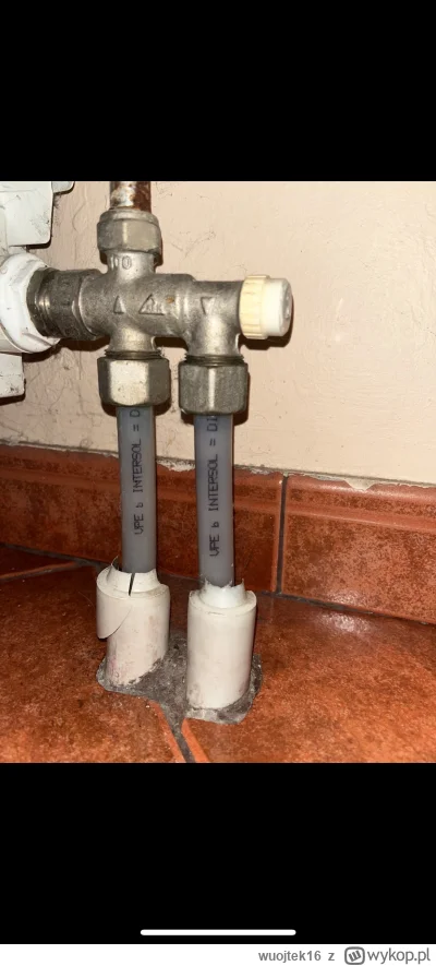 wuojtek16 - Jak zakręcić dopływ wody w takim kaloryferze, starego typu? Potrzebuje wy...