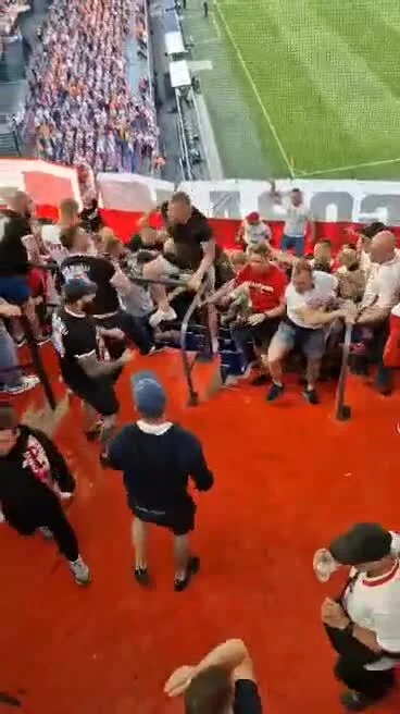 Lolenson1888 - Kulesza ogłosił utworzenie sektora zorganizowanego dopingu na meczach ...