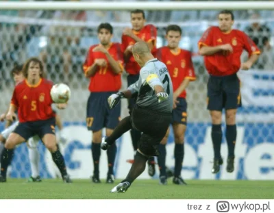 trez - José Luis Chilavert w trakcie wykonywania rzutu wolnego na mundialu w 2002 rok...