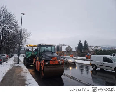 LukaszTV - Żeby tradycji stało się zadość.. spadł śnieg to trzeba kłaść asfalt ( ͡º ͜...