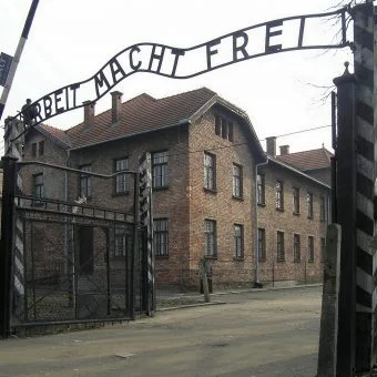 kptDoopa - @Zopyross: Czy tak wygląda wjazd na to osiedle?