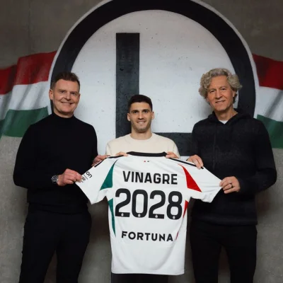 KebabZostrymSosem - #mecz #legia

do 2028 i zajebiście, a nie jakieś lipne dwa lata z...
