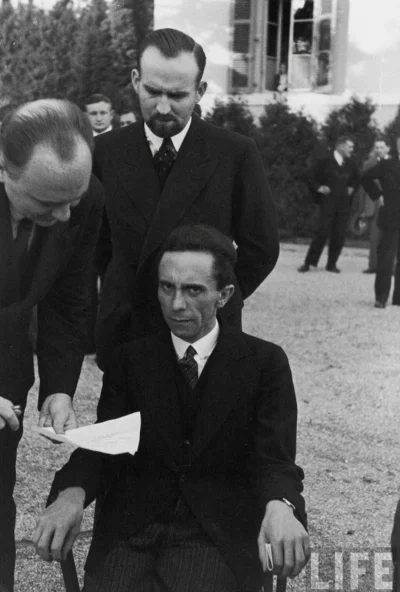 wfyokyga - Moment kiedy Goebbels dowiaduje się, że jego osobisty fotograf ma konto na...