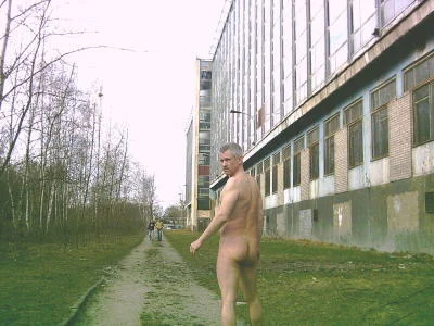 future_cpun - oto zdjęcie z 2040 roku, przedstawiającego mężczyznę na spacerze po tym...