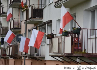 biesy - Balkony przystrojone w biało-czerwone kolory, nawiązujące do flagi tureckiej....