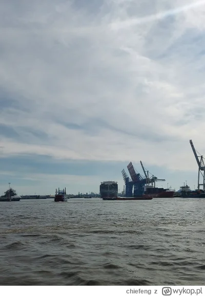 chiefeng - Dźwigi portowe w Hamburgu salutujä wypływajäcym statkom tradycyjnym niemie...