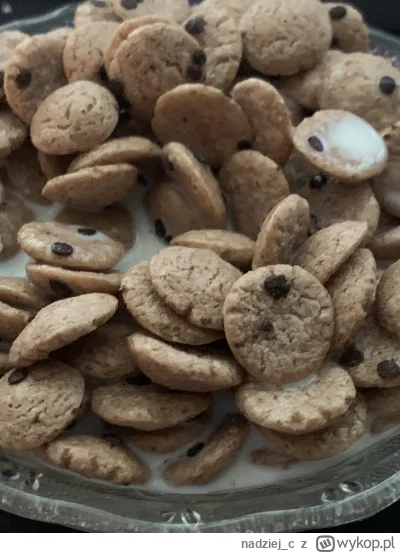 nadziej_c - Chlop je płatki z mlekiem jak dzidzi bobo jakieś ehhh prawdziwy mężczyzna...