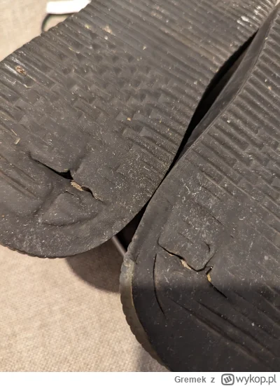 Gremek - Ej, takie dziury w 3 miesięcznych butach od #lasocki to norma? Nie chodziłem...