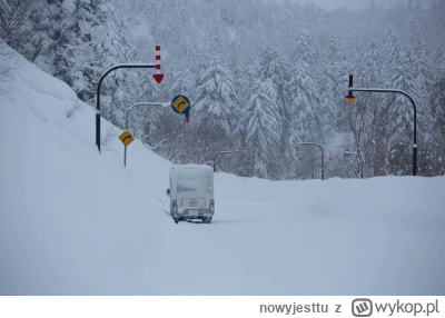 nowyjesttu - Tak wygląda większość dróg w północnej Japonii zimą. Na Hokkaido słupki ...