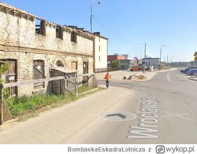 BombaskaEskadraLotnicza - #kononowicz 

Oglądałem sobie stare domy na google street v...