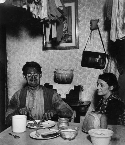 starnak - Górnik jedzący wieczorny posiłek w Anglii. Sfotografowany przez Billa Brand...