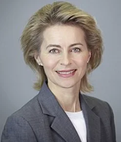 raphi - @cytmirka: Wygląda jak niefarbowana Ursula von der Leyen