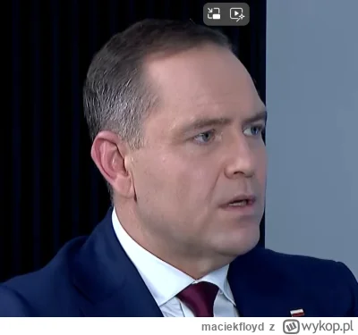 maciekfloyd - W oczach strach. Mowa ciała i gestykulacja typowe dla "hooligansa". Żar...