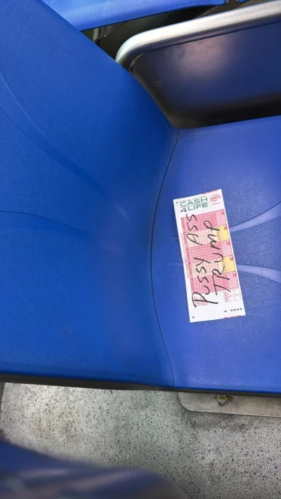 AMBIWALENTNYPSIUR - #przegryw #usa #trump
W Miami chyba nie lubią Trumpa 
Na siedzeni...