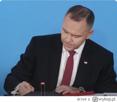 dr3vil - Ale zasnusiony zakolak. Taką fryzurą to on może co najwyżej erekcję u Maxa H...