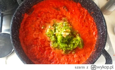 szarin - Robi się pikantny sos z czerwonych słodkich papryk oraz jalapeno, wraz z ceb...
