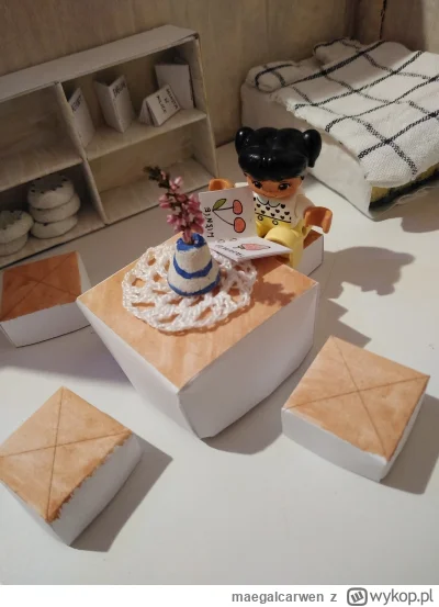 maegalcarwen - Zrobiłam bombelkowi domek dla rodziny ludzików z Lego. Materiały to wy...