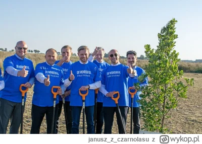 januszzczarnolasu - "Wkopanie 2-letniego dębu na terenie inwestycji to symboliczny zn...