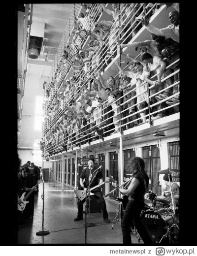 metalnewspl - 21 lat temu Metallica wystąpiła w więzieniu San Quentin, grając pełny z...