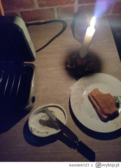 kamilek123 - Chłop idzie zaraz do roboty, mu prąd odcięli ech ...
Dobrze, że chociaż ...