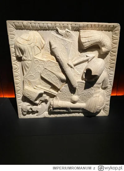 IMPERIUMROMANUM - Rzymski marmurowy relief ukazujący zdobyte uzbrojenie

Rzymski marm...