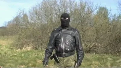 Argonzz - Od jakiegoś czasu noszę przy pasku pistolet — widocznie, bez chowania. I po...