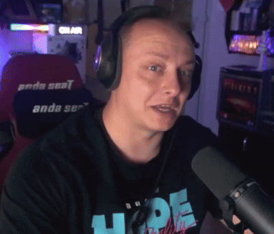 d4wid - #kiszak #arkadikuss 

Ale broni swojego pana wąsacza na czacieXD