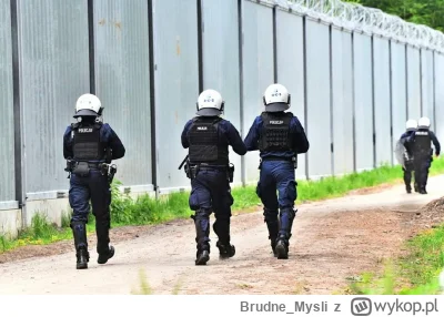 Brudne_Mysli - Zdjęcie z wczoraj.
Policjanci patrolujący granicę z pustymi kaburami b...